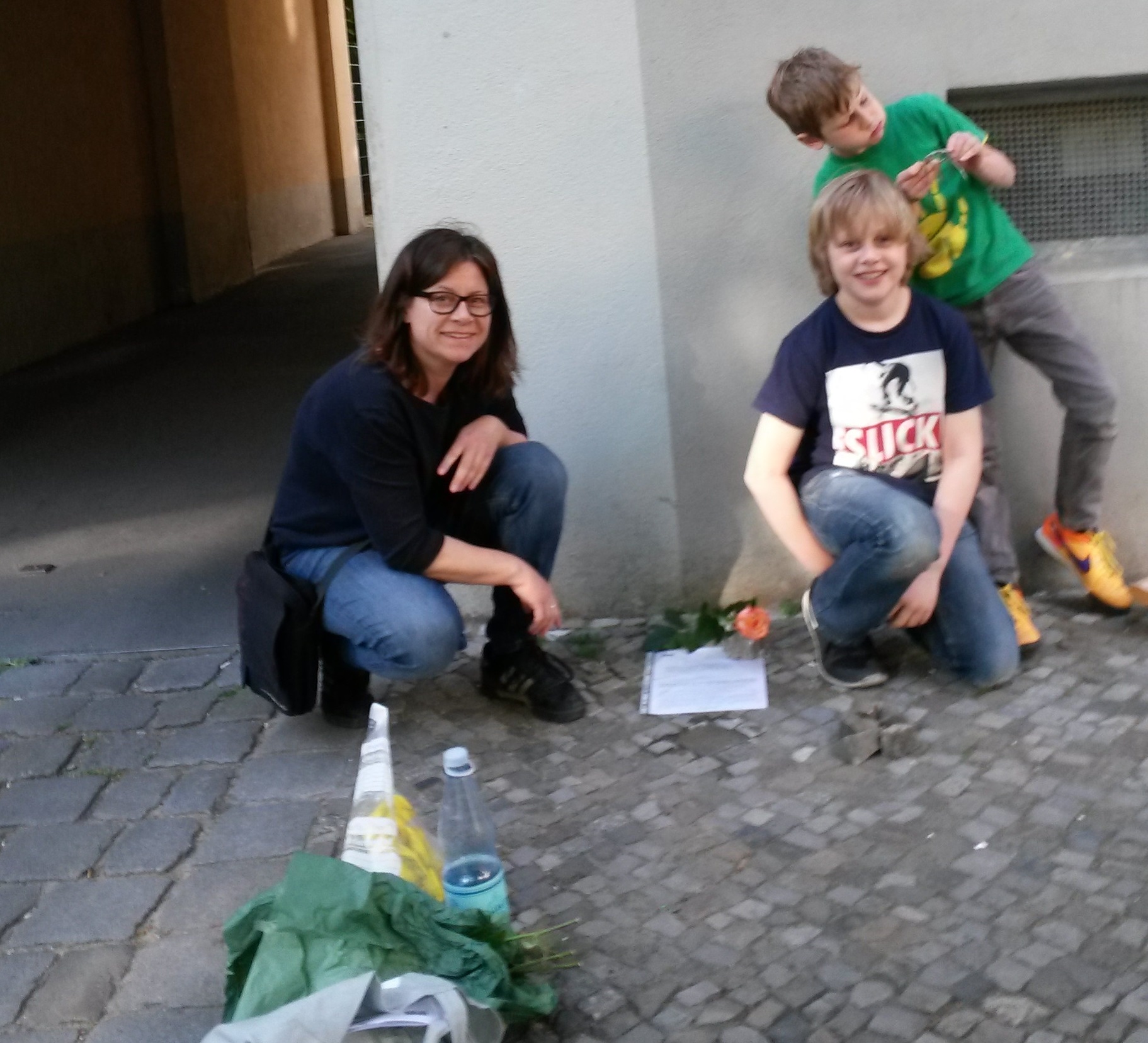 Birgit Hollmann und ihre Kinder vor der Anklamer Straße 2